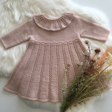 Last inn bildet i Galleri-visningsprogrammet, Siren kjole 18-24 mnd - håndlaget