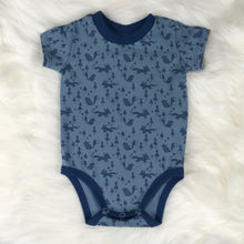 Last inn bildet i Galleri-visningsprogrammet, Kortermet body med shorts str 62 - håndlaget