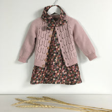 Last inn bildet i Galleri-visningsprogrammet, Strikkejakke, kjole og hårband 1 år - håndlaget