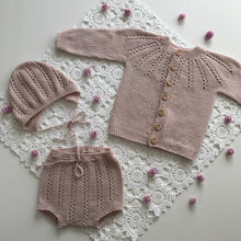 Last inn bildet i Galleri-visningsprogrammet, Siren serie 6-9 mnd (Jakke, Kyse og Bleiebukse) - håndlaget