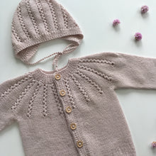 Last inn bildet i Galleri-visningsprogrammet, Siren serie 6-9 mnd (Jakke, Kyse og Bleiebukse) - håndlaget